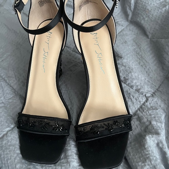 Brand new in box Betsey Johnson Ivan black sandals size 7.5 - Picture 1 of 6